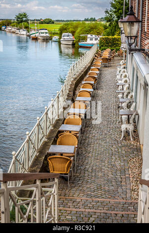 viele Stühle und Tische auf der Terrasse Stockfoto