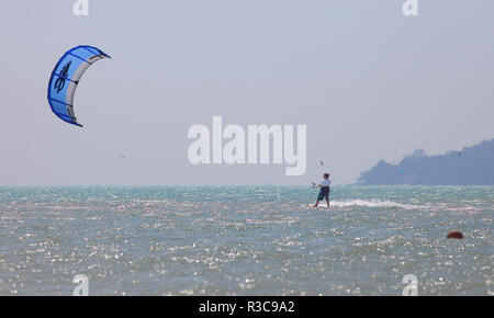 Kitesurfen in Chalong Bay, Phuket, Thailand Stockfoto