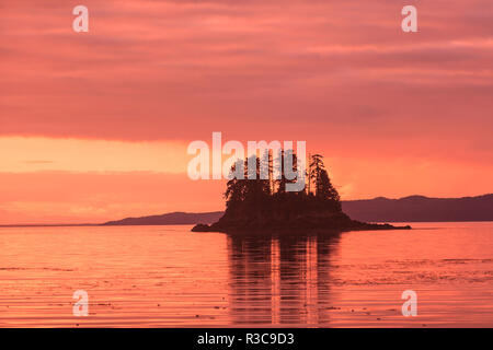 Einen herrlichen Blick auf den Sonnenuntergang von der Ecke Bay, Tenakee Einlass, Inside Passage, Alaska, USA Stockfoto