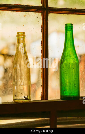 Antike Flaschen in Fenster, Gold König Mine Museum und Ghost Town, Prescott National Forest, Jerome, Arizona Stockfoto