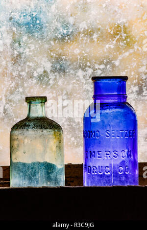 Antike farbige Flaschen in Fenster, Gold König Mine Museum und Ghost Town, Prescott National Forest, Jerome, Arizona Stockfoto