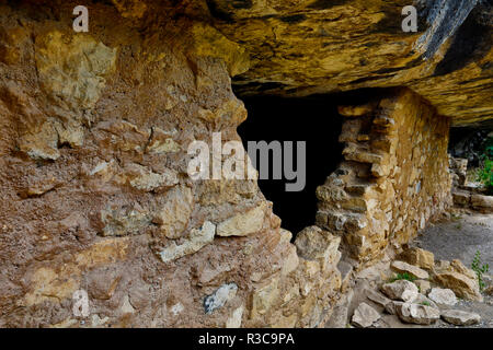 USA, Arizona. Alten Felsenwohnungen in Walnut Canyon National Monument. Stockfoto