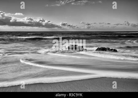 USA, California, La Jolla. Felsen und Wolken bei Whispering Sands Beach Stockfoto