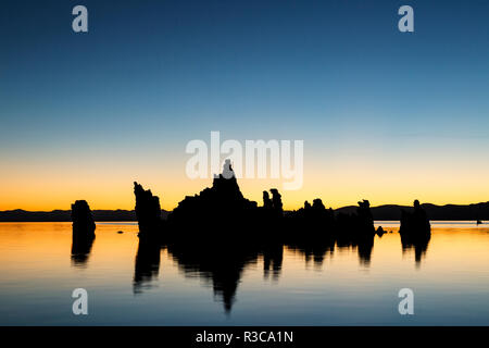 Tuffstein Türme bei Sonnenaufgang, Mono Lake, Great Basin, in der Nähe von Lee Vining, Kalifornien. Stockfoto