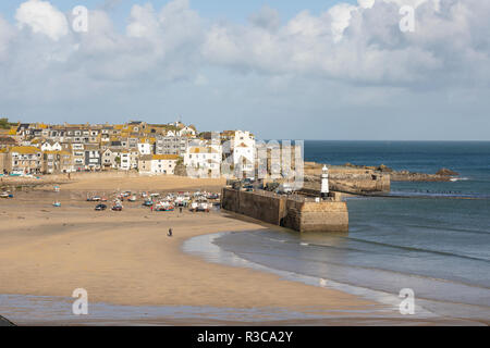 Hafen von St Ives in Cornwall bei Ebbe an einem Wintertag. Stockfoto