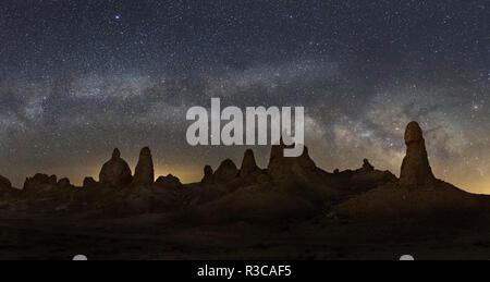 USA, Kalifornien, Mojave Wüste. Milchstraße und Tuffstein Türme von Trona Pinnacles in der Nacht. Stockfoto