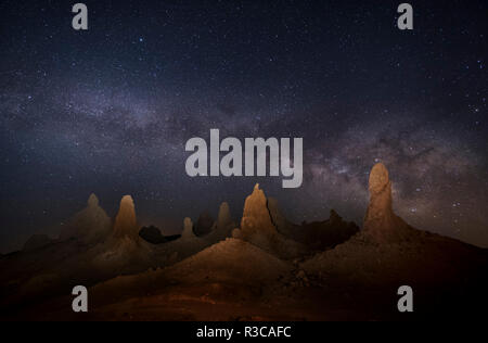 USA, Kalifornien, Mojave Wüste. Milchstraße und Tuffstein Türme von Trona Pinnacles in der Nacht. Stockfoto