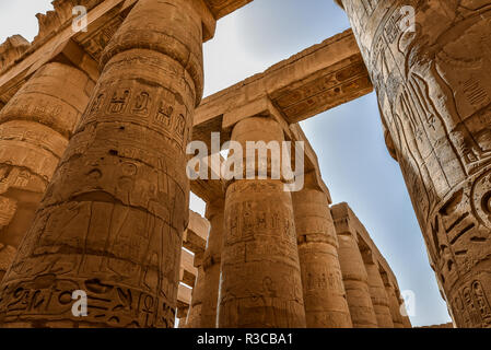 Spalten und blauer Himmel in die Große hypostyle Halle im Tempel der Amon-Re in Karnak, Ägypten, 22. Oktober 2018 Stockfoto