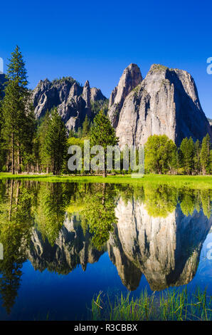 Kathedrale Felsen reflektierte im Teich, Yosemite National Park, Kalifornien, USA Stockfoto