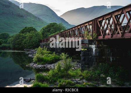 Alte Metal Bridge unter schottischer Landschaft, Schottland, Großbritannien. Stockfoto