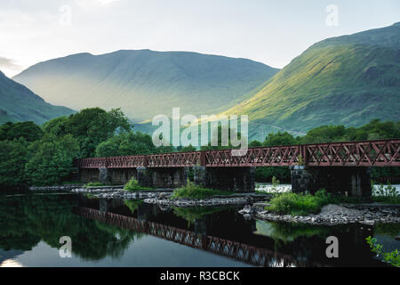 Alte Metal Bridge unter schottischer Landschaft, Schottland, Großbritannien. Stockfoto