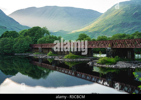 Alte Metal Bridge unter schottischer Landschaft, Schottland, Großbritannien. Stockfoto