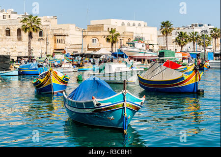 Zu den traditionellen maltesischen Fischerboot im Hafen von Marsaxlokk luzzu. Stockfoto