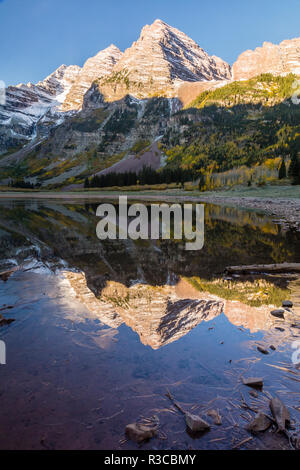 USA, Colorado, Maroon Creek Valley. Kastanienbraune Glocken und Kratersee bei Sonnenaufgang. Stockfoto