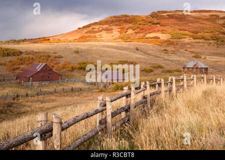 USA, Colorado, San Juan Berge. Verlassene Scheune, Schuppen und Haus. Kredit als: Dennis Flaherty/Jaynes Galerie/DanitaDelimont.com Stockfoto