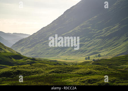 Der Blick auf die Drei Schwestern Berge in Glencoe Valley genannt worden ist einer der oberen Ansichten in der UK, schlagende Konkurrenz aus Bergen und Ci Stockfoto