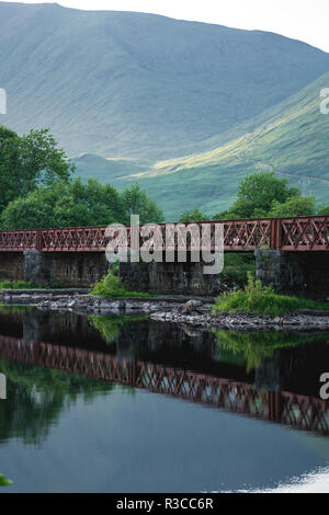 Alte Metal Bridge unter schottischer Landschaft, Schottland, Großbritannien. Stockfoto