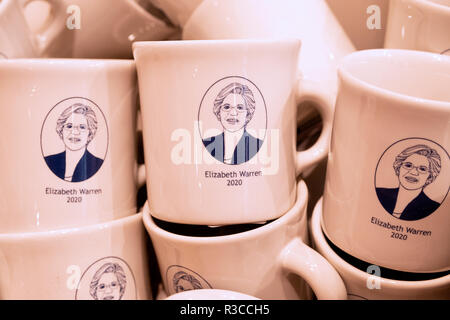 Eine Auswahl von ELIZABETH WARREN 2020 Kaffeetassen für Verkauf an Fishs Eddy, Bestecke, Geschirr, Gläser & tchotchke Shop am Broadway in Manhattan. Stockfoto