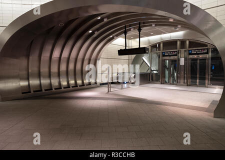 Der Eingang zum Hudson Yards Subway Station auf der West Side von Manhattan, New York City. Stockfoto