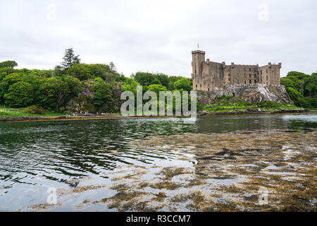 Dunvegan Castle an einem düsteren Tag, Schottland, Großbritannien Stockfoto