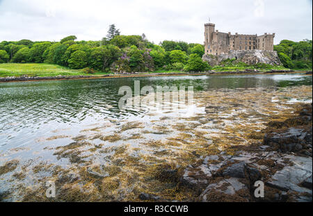 Dunvegan Castle an einem düsteren Tag, Schottland, Großbritannien Stockfoto