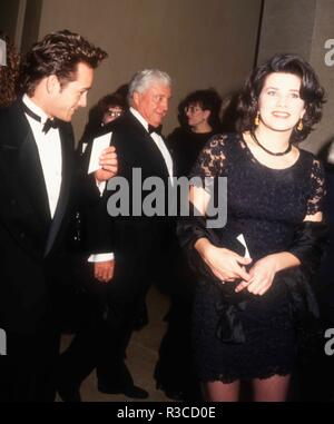 BEVERLY HILLS, Ca - 30. Januar: Schauspieler Luke Perry, Fernsehen host Merv Griffin und Schauspielerin Daphne Zuniga nehmen an der Amerikanischen Freunde von der Hebräischen Universität Scopus Award ehrt Aaron Spelling am 30 Januar, 1993 Im Beverly Hilton Hotel in Beverly Hills, Kalifornien. Foto von Barry KIng/Alamy Stock Foto Stockfoto