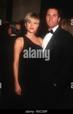 BEVERLY HILLS, Ca - 30. Januar: Schauspielerin Josie Bissett und Schauspieler Rob Estes nehmen an der Amerikanischen Freunde von der Hebräischen Universität Scopus Award ehrt Aaron Spelling am 30 Januar, 1993 Im Beverly Hilton Hotel in Beverly Hills, Kalifornien. Foto von Barry KIng/Alamy Stock Foto Stockfoto