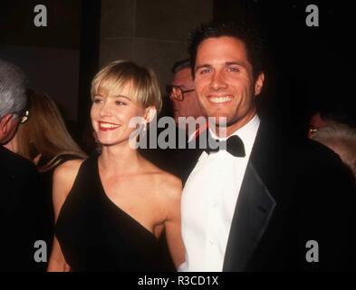 BEVERLY HILLS, Ca - 30. Januar: Schauspielerin Josie Bissett und Schauspieler Rob Estes nehmen an der Amerikanischen Freunde von der Hebräischen Universität Scopus Award ehrt Aaron Spelling am 30 Januar, 1993 Im Beverly Hilton Hotel in Beverly Hills, Kalifornien. Foto von Barry KIng/Alamy Stock Foto Stockfoto