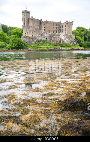 Dunvegan Castle an einem düsteren Tag, Schottland, Großbritannien Stockfoto