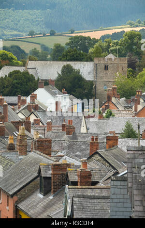 Der hl. Johannes der Täufer Pfarrkirche über die Dächer auf die Bishop's Castle, Shropshire, England, Großbritannien Stockfoto