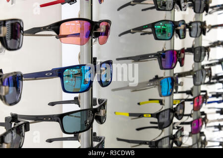 Larnaca, Zypern - November 6. 2018. Sonnenbrille von berühmten Marken in Flughafen Duty free shop. Stockfoto