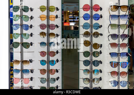 Larnaca, Zypern - November 6. 2018. Sonnenbrille von berühmten Marken in Flughafen Duty free shop. Stockfoto