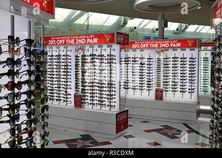 Larnaca, Zypern - November 6. 2018. Brillen bekannter Marken in Flughafen Duty free shop. Stockfoto