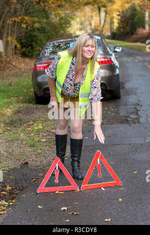 Frau Treiber, reflektierende Sicherheit Warnung Dreiecke an der Rückseite eines Autos Stockfoto