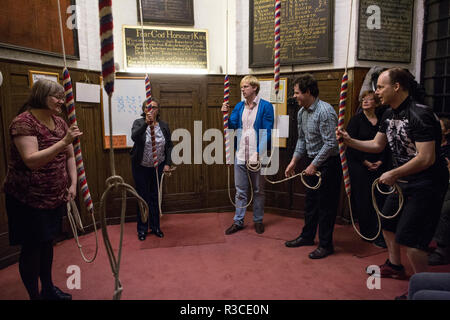 Kirche bell-ringers vor Tag der Erinnerung Praxis Ihre Glocke klingeln an der Kirche St. Mary, Rotherhithe, südöstlich von London, Vereinigtes Königreich Stockfoto