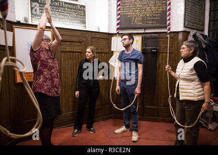 Kirche bell-ringers vor Tag der Erinnerung Praxis Ihre Glocke klingeln an der Kirche St. Mary, Rotherhithe, südöstlich von London, Vereinigtes Königreich Stockfoto