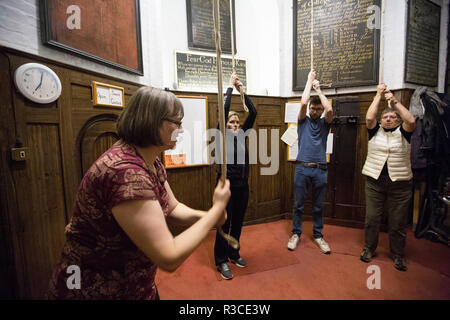 Kirche bell-ringers vor Tag der Erinnerung Praxis Ihre Glocke klingeln an der Kirche St. Mary, Rotherhithe, südöstlich von London, Vereinigtes Königreich Stockfoto