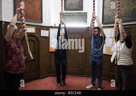 Kirche bell-ringers vor Tag der Erinnerung Praxis Ihre Glocke klingeln an der Kirche St. Mary, Rotherhithe, südöstlich von London, Vereinigtes Königreich Stockfoto