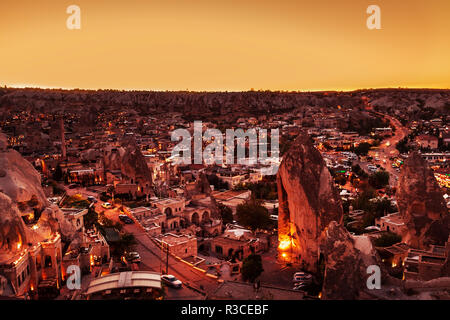 In der Nacht Straßen von Göreme, Türkei, Kappadokien beleuchtet. Die berühmten Zentrum von Flug Luftballons. Tolle Nacht Landschaft. Stockfoto