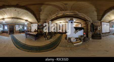 360 Grad Panorama Ansicht von GRODNO, Weißrussland - Mai 13, 2015: 360 equirectangular äquidistanten Panorama in einer Holzhütte Guerilla mit einem Herd