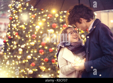 Glückliches Paar in der Nähe von einen Weihnachtsbaum. Heiligabend. Stockfoto