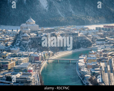 Übersicht der Stadt Kufstein Tirol im Winter vom Thierberg Stockfoto