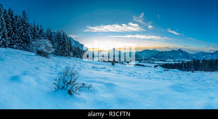 Panorama der Stadt Kufstein Tirol im Winter bei Sonnenuntergang von der Buchberg in Ebbs gesehen. Stockfoto