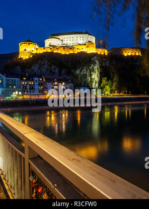 Festung Kufstein bei Nacht mit River Inn Blue Hour Stockfoto