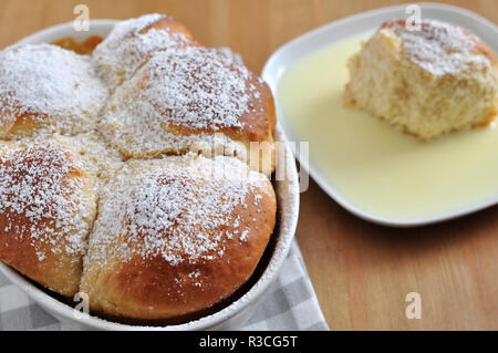 Österreichischer buchteln (süßen Hefe Rollen) Stockfoto