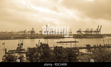 Hamburg, Deutschland - 27. Oktober 2016. Güterverkehr in Hamburg. Es ist die zentrale Drehscheibe für den Handel mit Eastern & Northern Europe. Als Container port es t Stockfoto