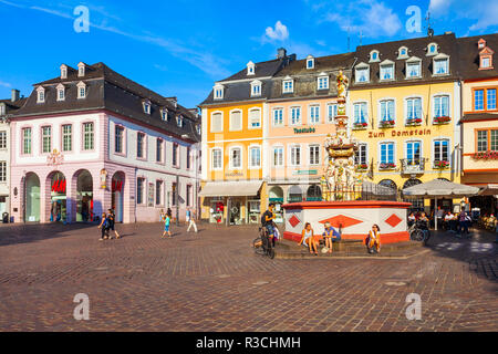 TRIER, Deutschland - Juni 28, 2018: St. Peter Brunnen am Marktplatz in Trier Altstadt, Deutschland Stockfoto