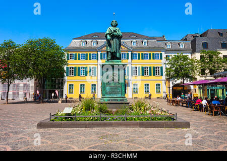 BONN, Deutschland - 29. JUNI 2018: Ludwig van Beethoven Denkmal und Post im Zentrum von Bonn Stadt in Deutschland Stockfoto