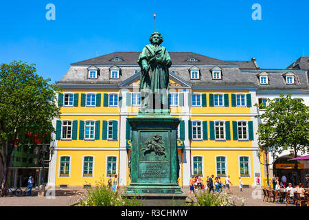 BONN, Deutschland - 29. JUNI 2018: Ludwig van Beethoven Denkmal und Post im Zentrum von Bonn Stadt in Deutschland Stockfoto