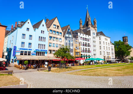 Köln, Deutschland - 30. JUNI 2018: Bunte alte Häuser am Rheinufer im Zentrum von der Stadt Köln in Deutschland Stockfoto